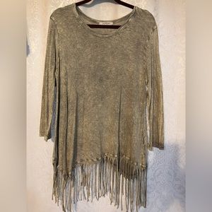 Jess & Jane 3/4 sleeve fringe top.